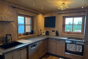 冷蔵庫、オーブン、コンロ、食器洗い機