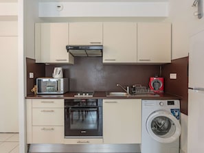 Fridge, oven, stovetop, coffee/tea maker