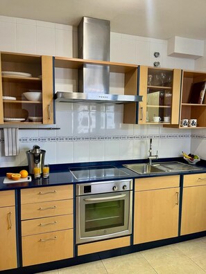 Micro-ondes, four, plaque de cuisson, lave-vaisselle