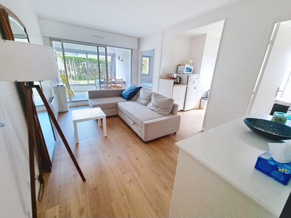 TV - Ground floor apartment near sea, sleeps 4 (Bernières-sur-Mer)