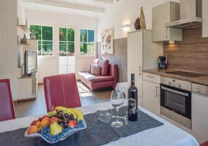 Réfrigérateur, un four, surface de cuisson, lave-vaisselle
