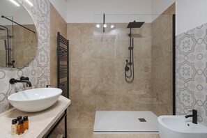Dusche, Haartrockner, Handtücher