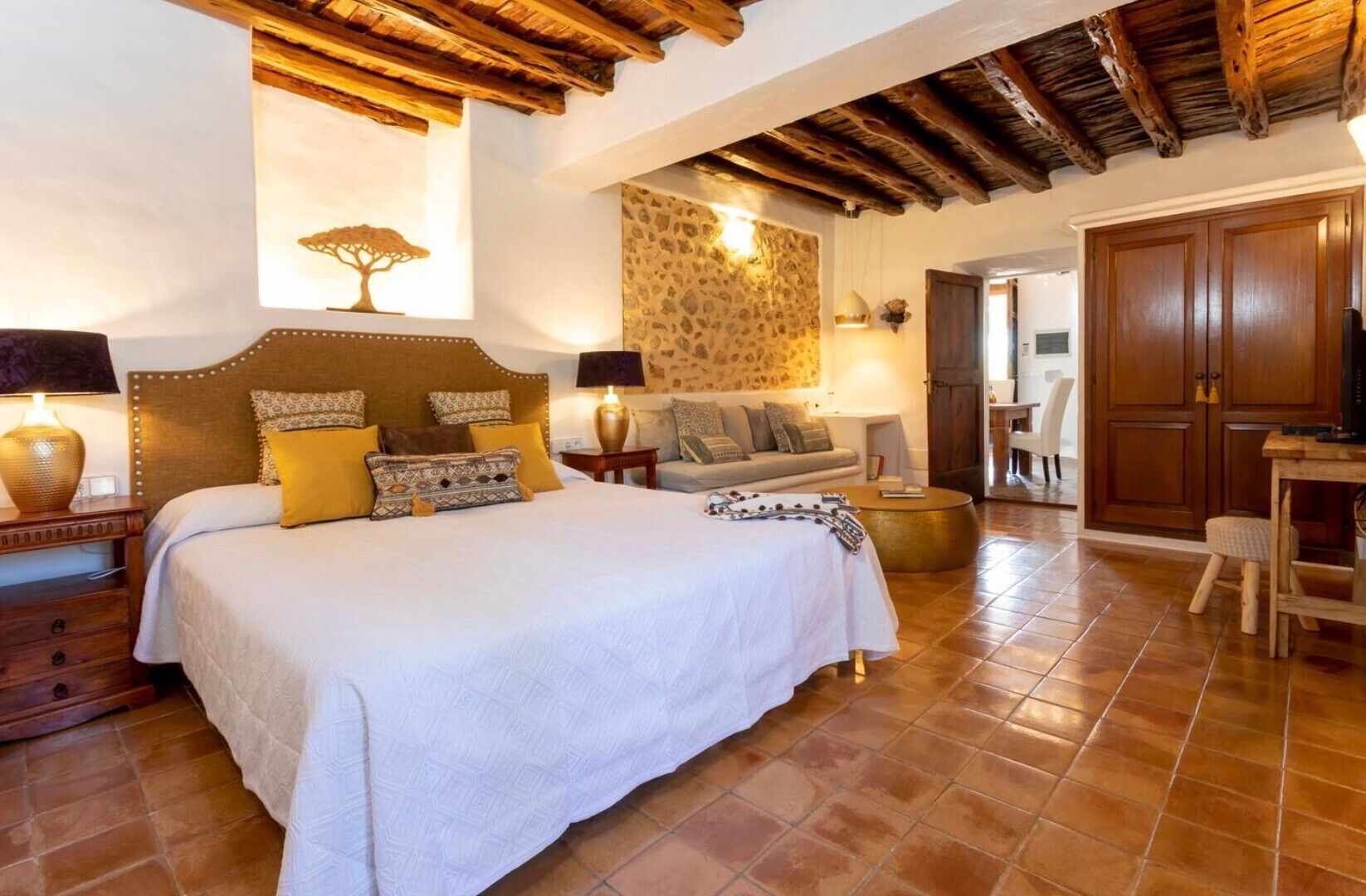 Desk, iron/ironing board, WiFi, bed sheets