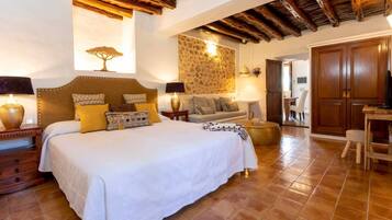 Desk, iron/ironing board, WiFi, bed sheets