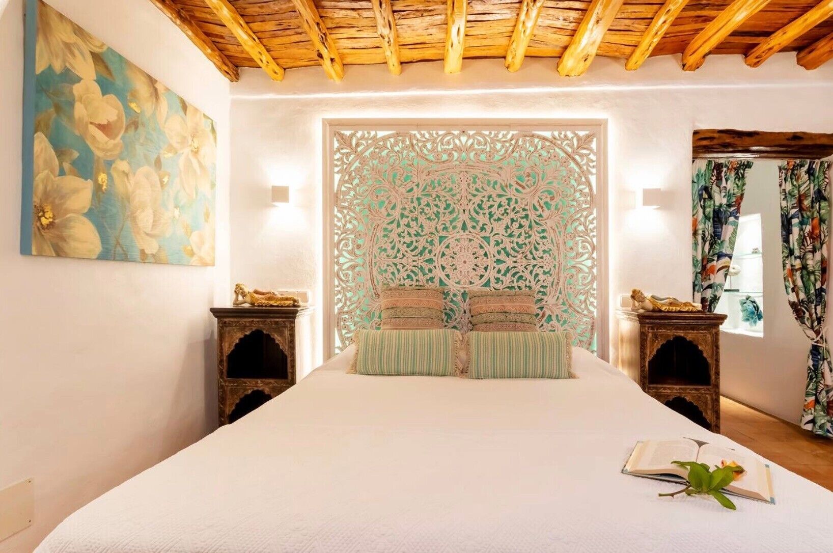 Escritorio, tabla de planchar con plancha, wifi y ropa de cama 