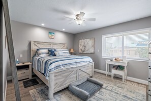 3 bedrooms, desk, iron/ironing board, free WiFi - Spacious 3BR, 2BA beach home just a short walk from the sand! Three bedrooms up, private queen room and bath down. Secure 2-car garage for vehicles or a small boat. Perfect for families or groups. 30-day minimum stay required. (New Smyrna Beach)