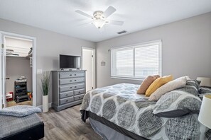 3 bedrooms, desk, iron/ironing board, free WiFi - Spacious 3BR, 2BA beach home just a short walk from the sand! Three bedrooms up, private queen room and bath down. Secure 2-car garage for vehicles or a small boat. Perfect for families or groups. 30-day minimum stay required. (New Smyrna Beach)