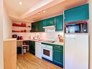 Réfrigérateur, four à micro-ondes, un four, lave-vaisselle