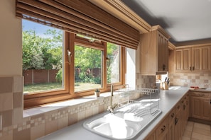 Fridge, microwave, oven, stovetop - Spacious 6-Bedroom Home | Sleeps 11 | Fast Wi-Fi | Parking | Ideal for Families & Business Groups (Norwich)
