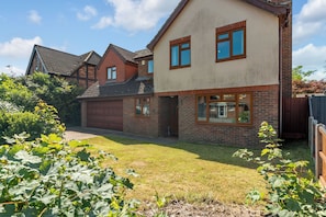Exterior - Spacious 6-Bedroom Home | Sleeps 11 | Fast Wi-Fi | Parking | Ideal for Families & Business Groups (Norwich)
