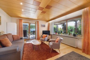 Televisio, pöytätennispöytä, stereot