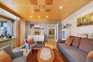 Televisio, pöytätennispöytä, stereot