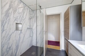 Shower, hair dryer, towels - Apartment 'Janko' with Private Terrace, Garden and Wi-Fi (Meßstetten)