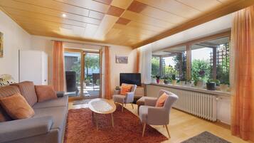 TV, table tennis, stereo