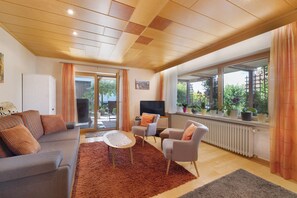 Fernseher, Tischtennisplatte, Stereoanlage