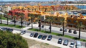 A coastal area with colorful buildings, a marina, and parked cars along the street. - Charming 1-bedroom apartment in Portimão (Portimão)