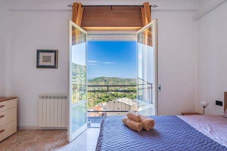 2 bedrooms, iron/ironing board, WiFi, bed sheets. Holiday Home 'Sa Omu De Sa Palgia' with Sea View, Balcony and Air Conditioning