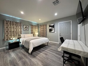 3 bedrooms, desk, iron/ironing board, free WiFi