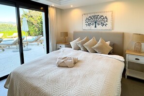 5 bedrooms, iron/ironing board, WiFi, bed sheets