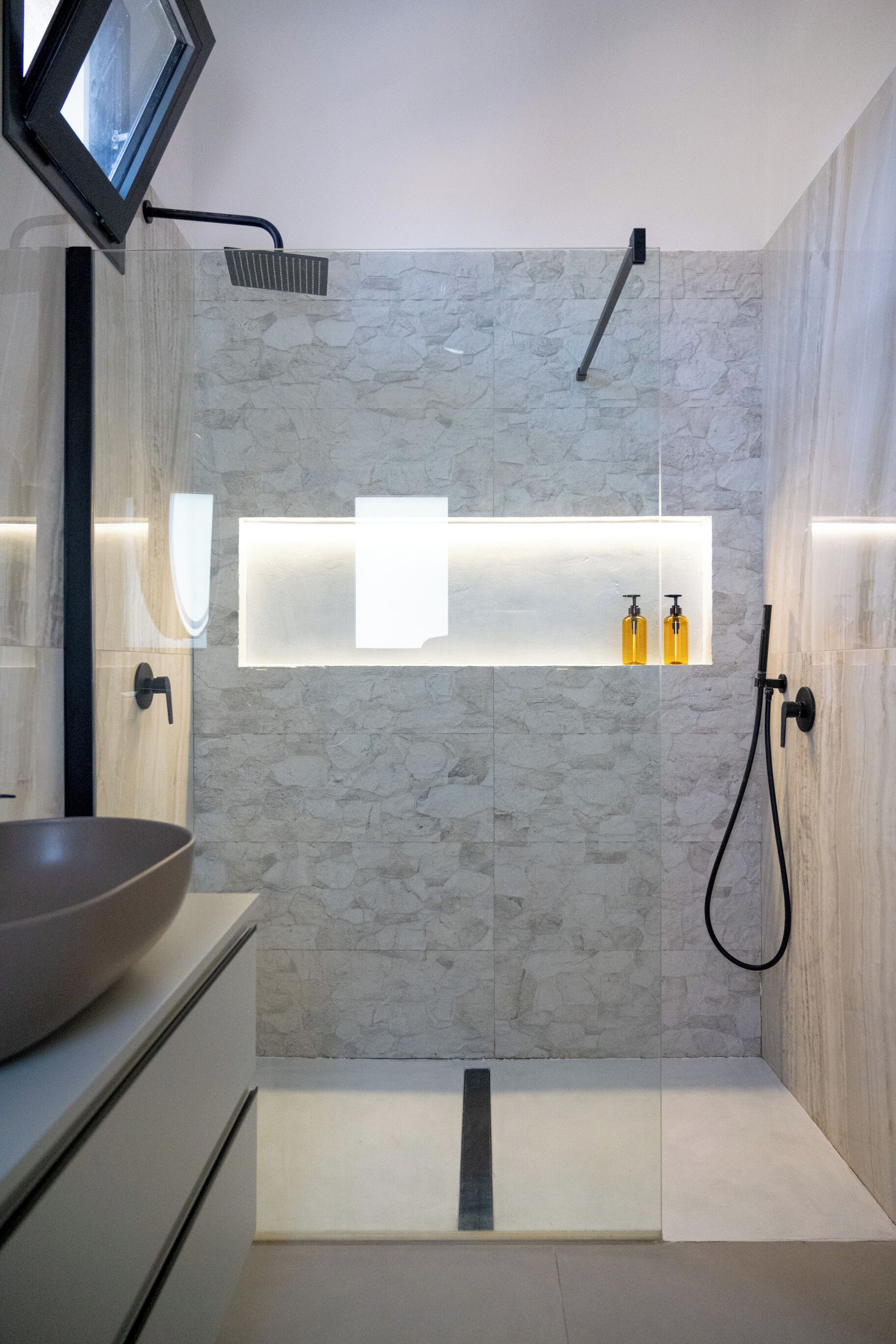 Een douche, een haardroger, een bidet, handdoeken