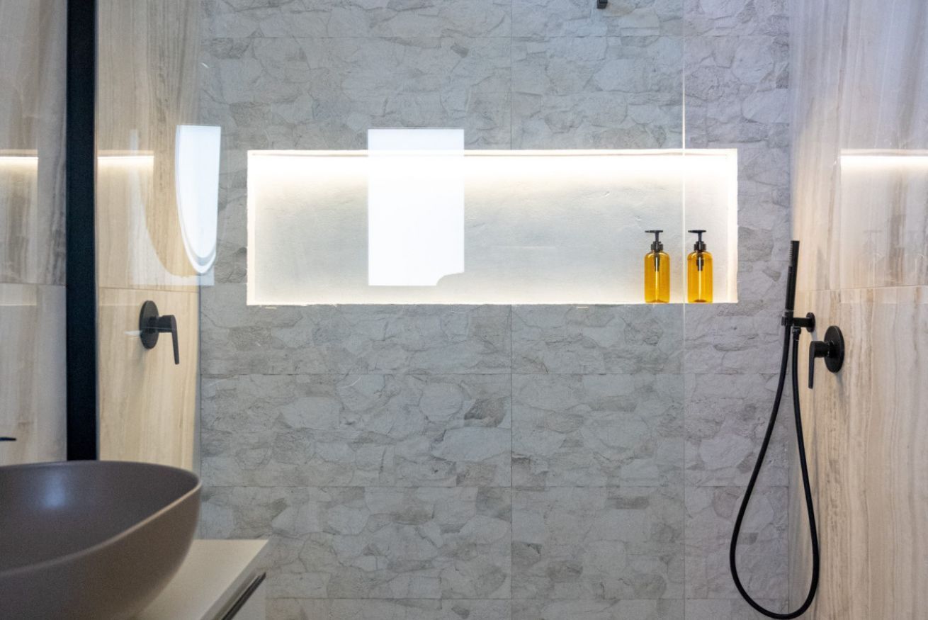 Shower, bidet, towels