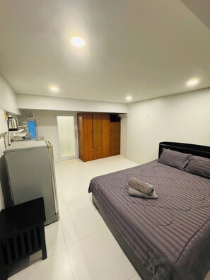 Työpöytä, kannettavalle tietokoneelle sopiva työtila, ilmainen Wi-Fi