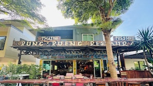 A restaurant named 'Rung Rueng Restaurant Koh Saen' with outdoor seating and a tropical decor. - Cozy Apartment GM8 (Koh Samui)
