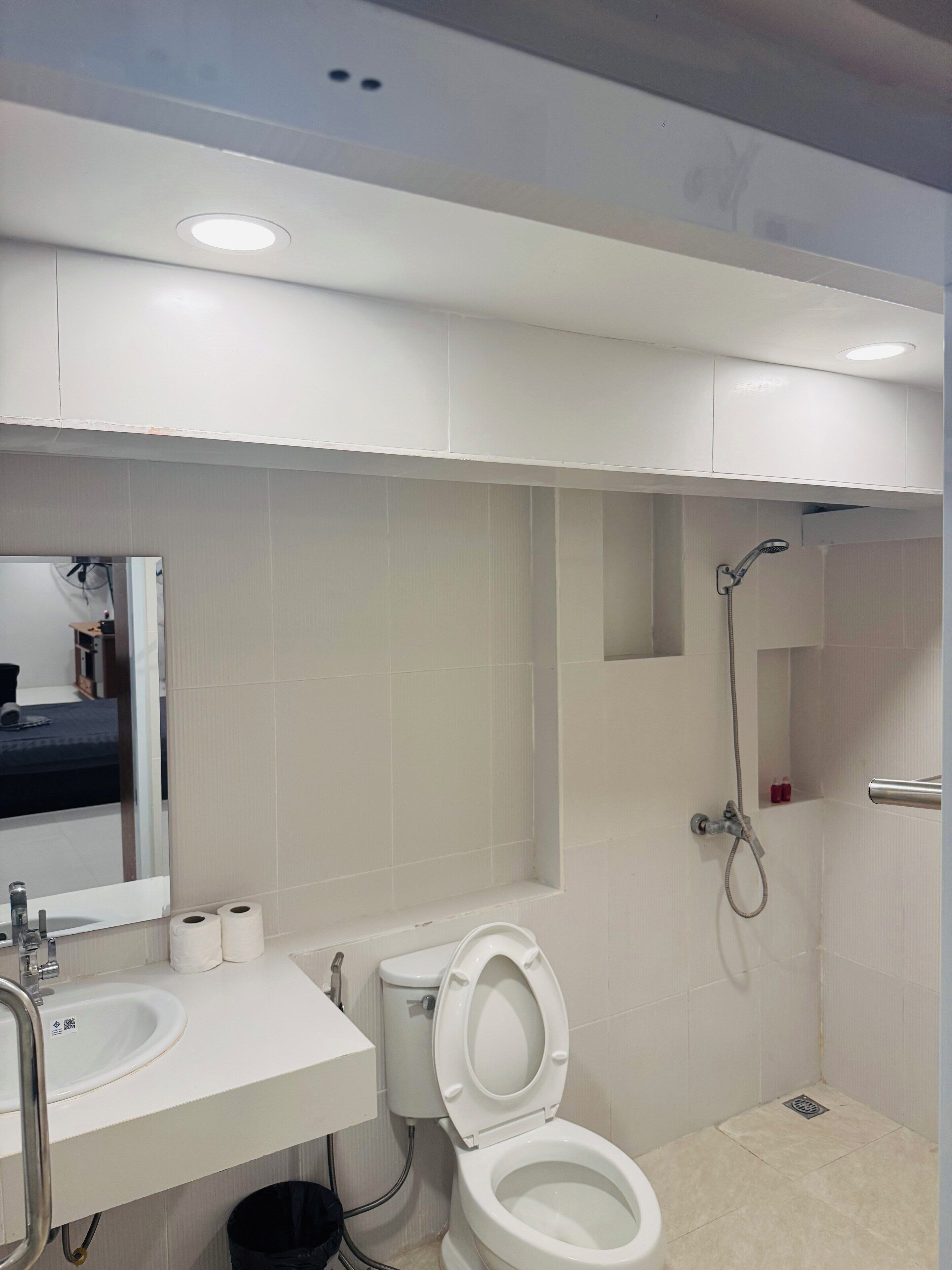 Ducha, artículos de tocador gratuitos, secador de pelo, toallas