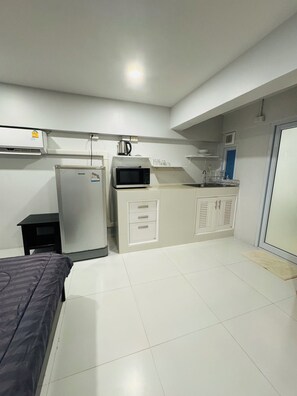 Frigorífico, microondas, placa de cocina y utensilios de cocina