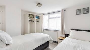 3 bedrooms, iron/ironing board, WiFi, bed sheets