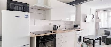 Stovetop, cookware/dishes/utensils
