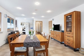 Dining - Apartment 'Morgensonne' with Mountain View, Private Terrace and Wi-Fi (Weilheim)