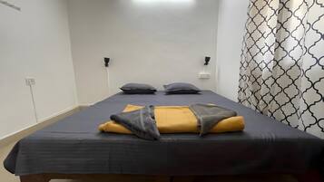 5 bedrooms, in-room safe, free WiFi, bed sheets