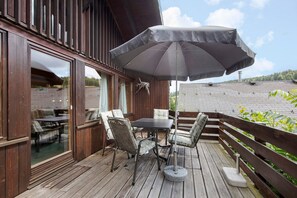 Outdoor dining - Holiday Home 'Mountain View' with Shared Garden and Balcony (Bernau im Schwarzwald)