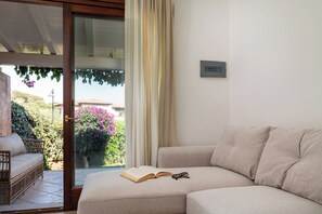 Apartment, 2 Schlafzimmer, Terrasse | Wohnbereich | 30-Zoll-Fernseher mit Satellitenempfang