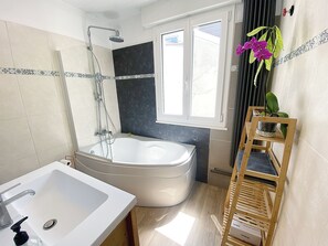 Een douche, gratis toiletartikelen, een haardroger, handdoeken