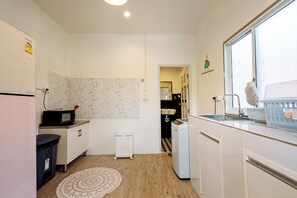 Fridge, microwave, stovetop, high chair - Beachfront Villa with Sunset (Koh Samui)