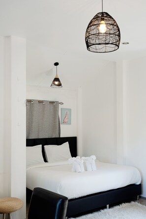 Egyptian cotton sheets, premium bedding, desk, laptop workspace - Beachfront Villa with Sunset (Koh Samui)