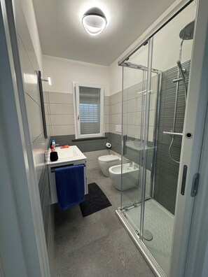 Dutxa, assecador de cabells, bidet i tovalloles
