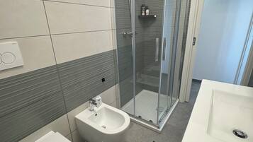 Dusche, Haartrockner, Bidet, HandtĂŒcher