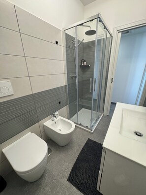 Bruser, hårtørrer, bidet, håndklæder