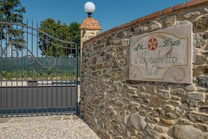 Exterior detail - Room 'Il Borghetto Azalea' with Shared Garden, Wi-Fi and Air Conditioning (Borgo San Lorenzo)