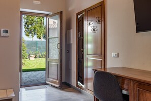 Interior - Room 'Il Borghetto Azalea' with Shared Garden, Wi-Fi and Air Conditioning (Borgo San Lorenzo)