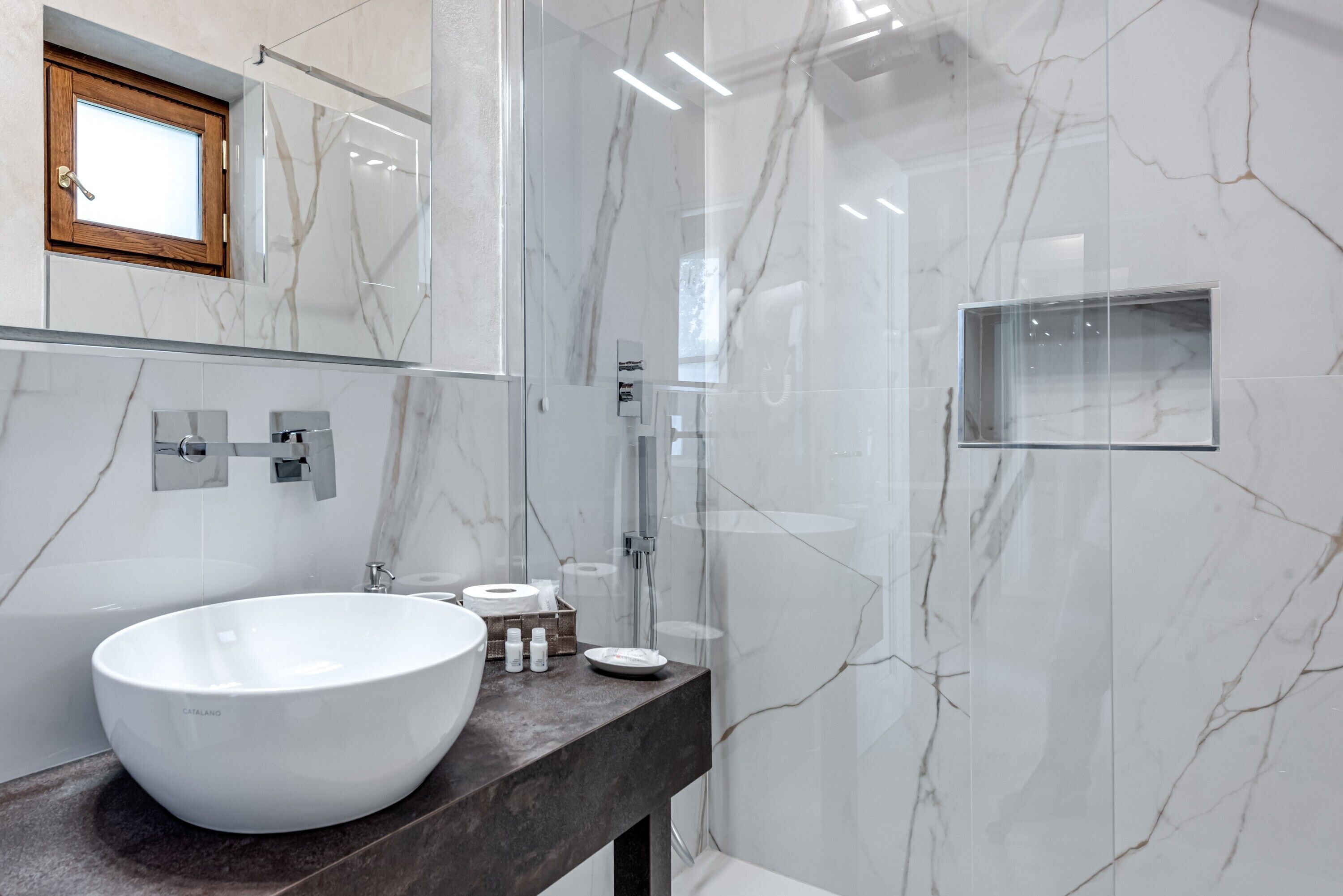 Douche, séchoir à cheveux, serviettes fournies
