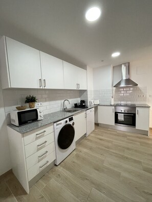 冰箱、微波炉、烤箱、洗碗机