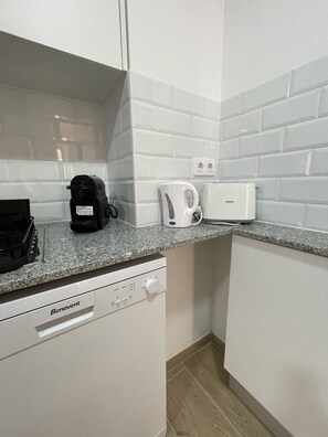 冰箱、微波炉、烤箱、洗碗机