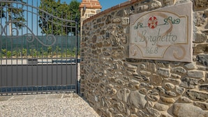 A stone wall with a sign that reads 'il Borghetto B&B.' - Room 'Il Borghetto Lavanda' with Shared Garden, Wi-Fi and Air Conditioning (Borgo San Lorenzo)