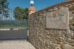 A stone wall with a sign that reads 'il Borghetto B&B.'