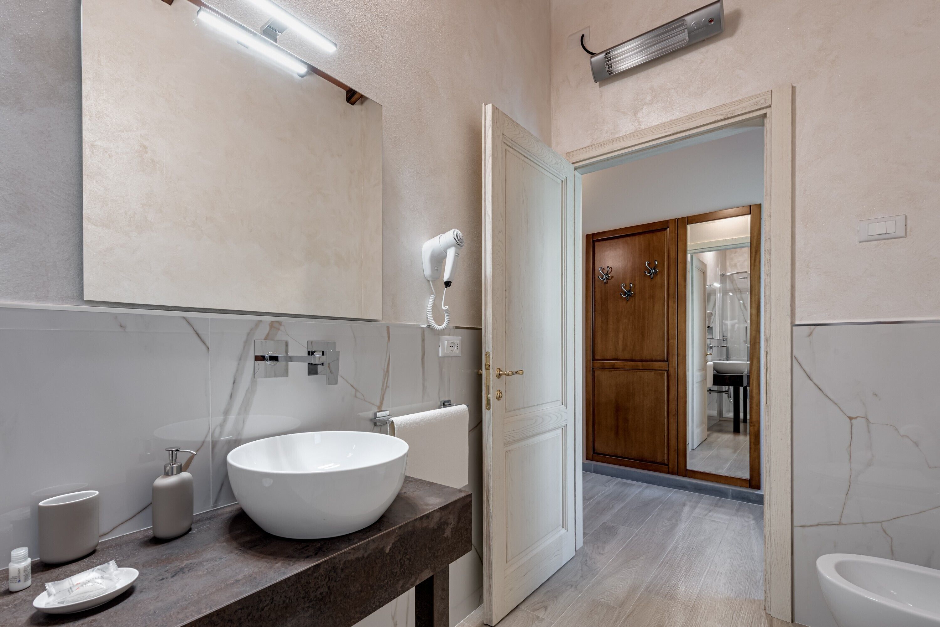 Shower, hair dryer, towels