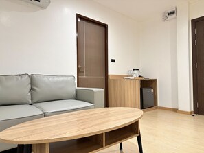 Deluxe Double Room, No Window, Non-Smoking | Zona de estar